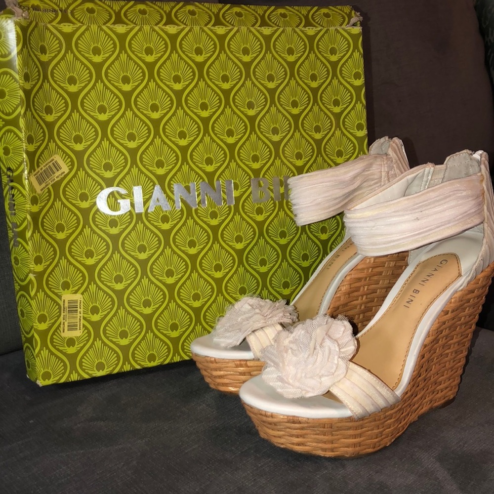 Gianni Bini Bouquet 102 White Wedges